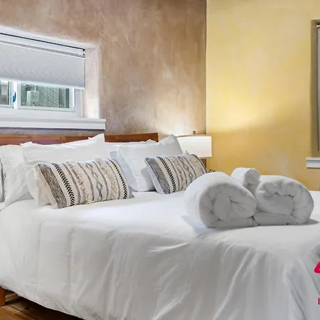 Сasa de vacaciones Charming Adobe Revival- An Irvie *