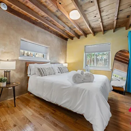 Holiday home Charming Adobe Revival- An Irvie